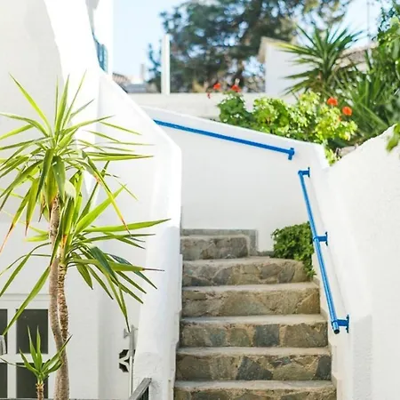 Amazing 2-bedroom Close To All Amenities شقة
